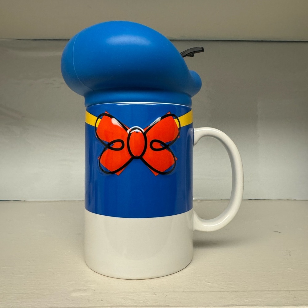 NWOT Donald Duck mug and topper ⭐️